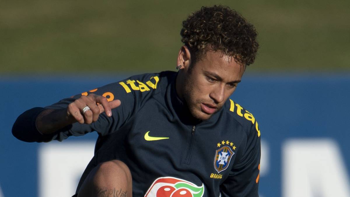 退役后，前希腊、罗马和那不勒斯后卫科斯塔斯·马诺拉斯加入了业余球队帕纳